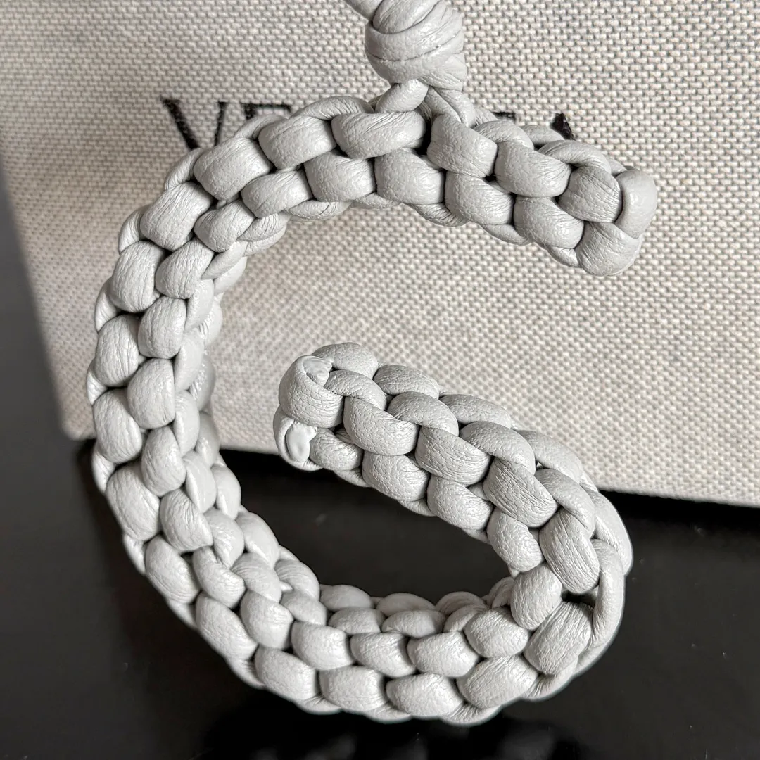 Batch 420 Let’s see what new cute little thing BV has released~ It’s this letter pendant, which is different from the puppy pendant. The weaving of this letter is more three-dimensional, and the material is very solid, and it is not easy to deform even if it is folded. Style number: G